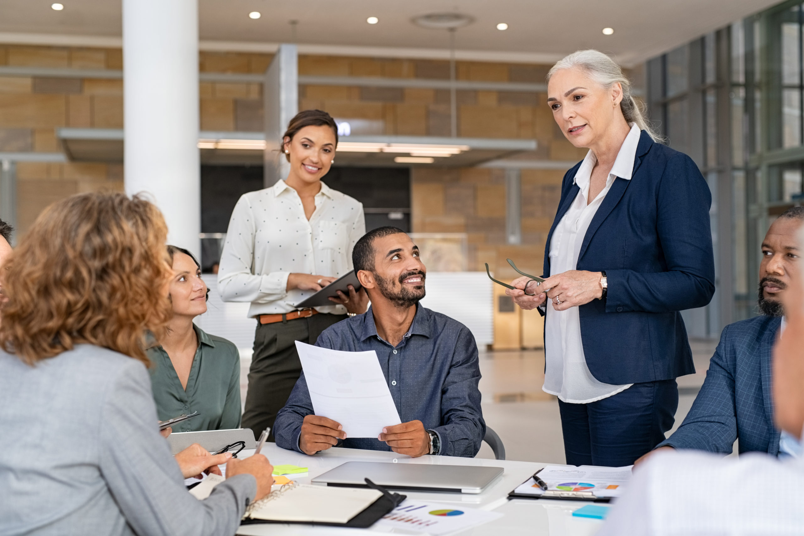 Business Team zusammen am Projekt planen